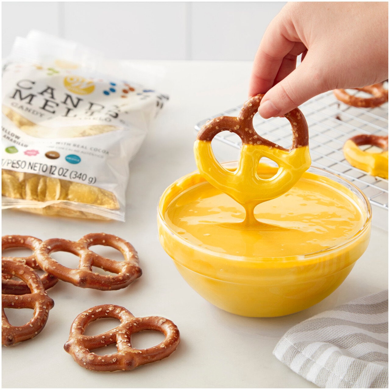 Wilton Candy Melts® - Gul 125 g
