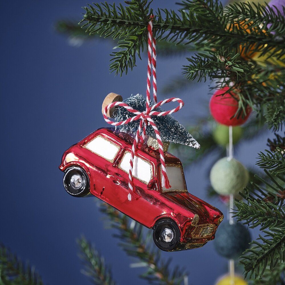 Juletrekule - Rød bil med juletre 9 x 6 cm