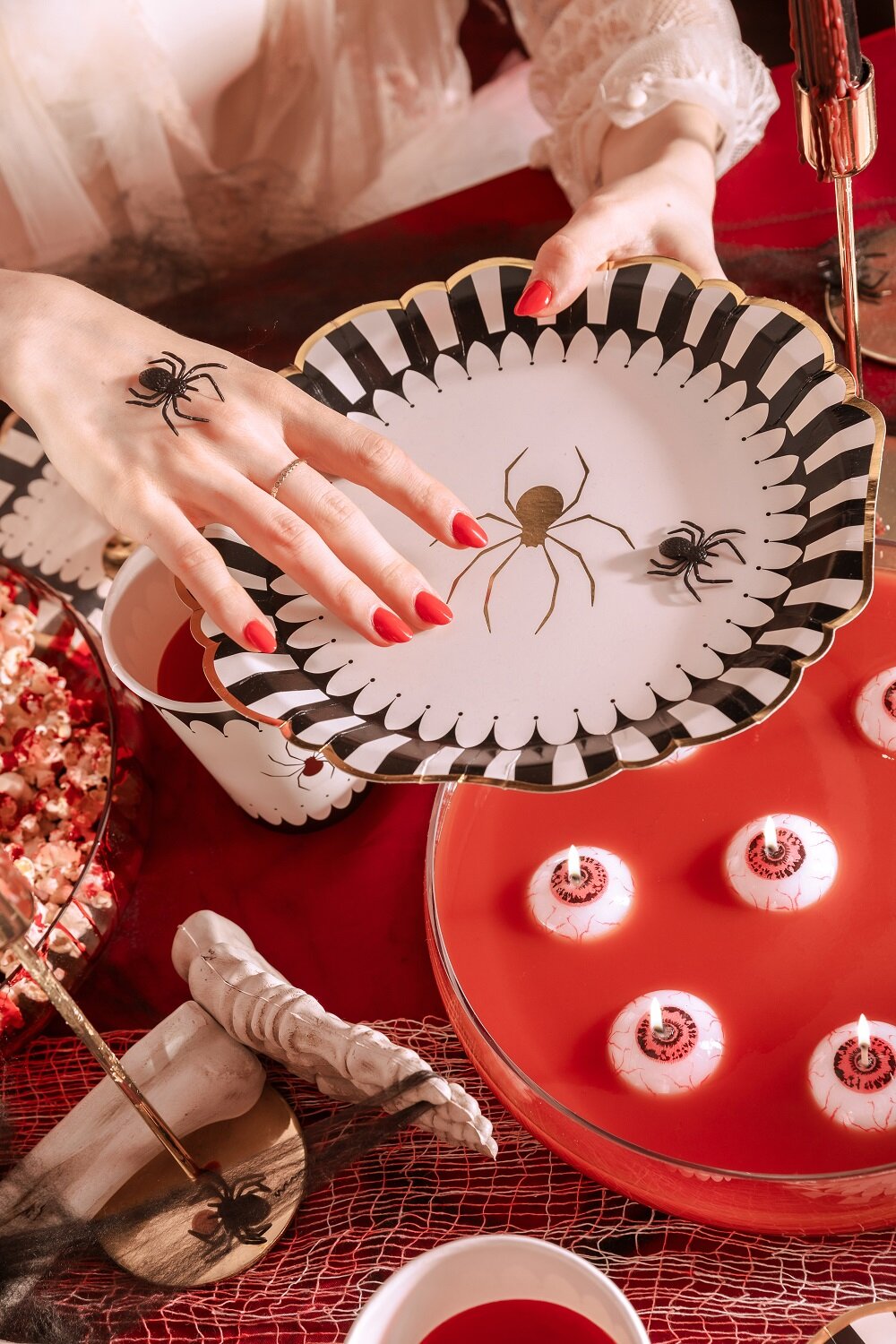 Halloween-tallerkener med gullfarget edderkopp 6 stk.
