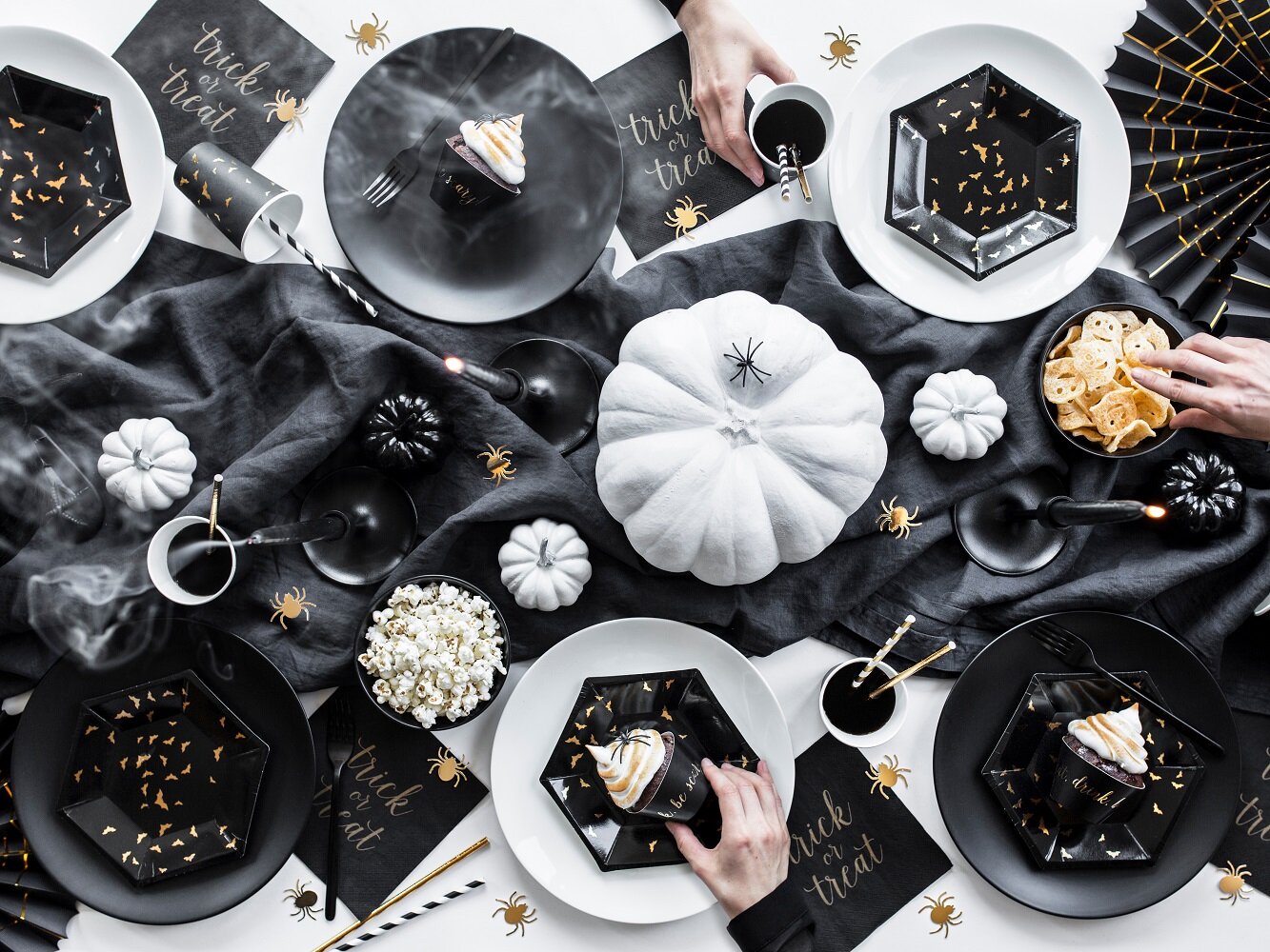 Halloweentallerkener med Gullflaggermus 6 stk.